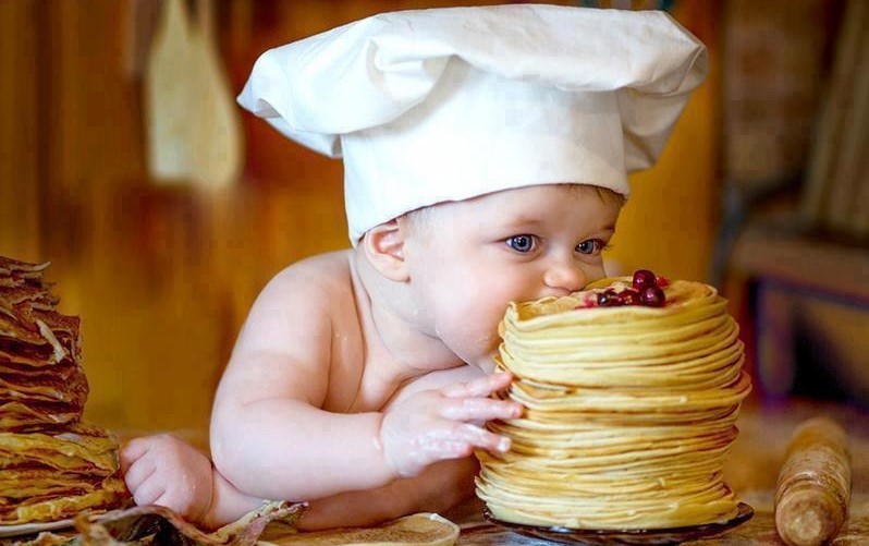 Beba mami pomogla peći palačinke i sad papa. Mljac, mljac...