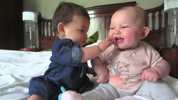 VIDEO Najslađi razgovor bucmastih beba uljepšat će vam dan!