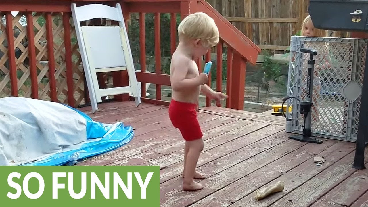 VIDEO: Ovaj dječačić se nikako ne može pomiriti s činjenicom da mu se sladoled topi!