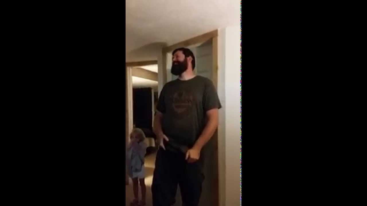 VIDEO: Dvometarskom muškarcu rekli da ubije pauka - ovo je reakcija