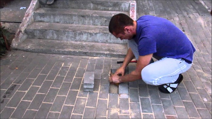 VIDEO Rus vlastitim rukama iščupao cigle kako bi spasio psa zakopanog pod stepenicama!