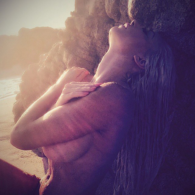 Usamljena i osamljena, nijednog "galeba" da joj šapuće romantike?