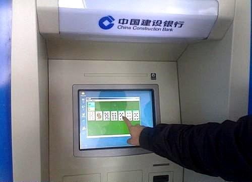 Poigraj se na bankomatu dok ti broje crkavicu