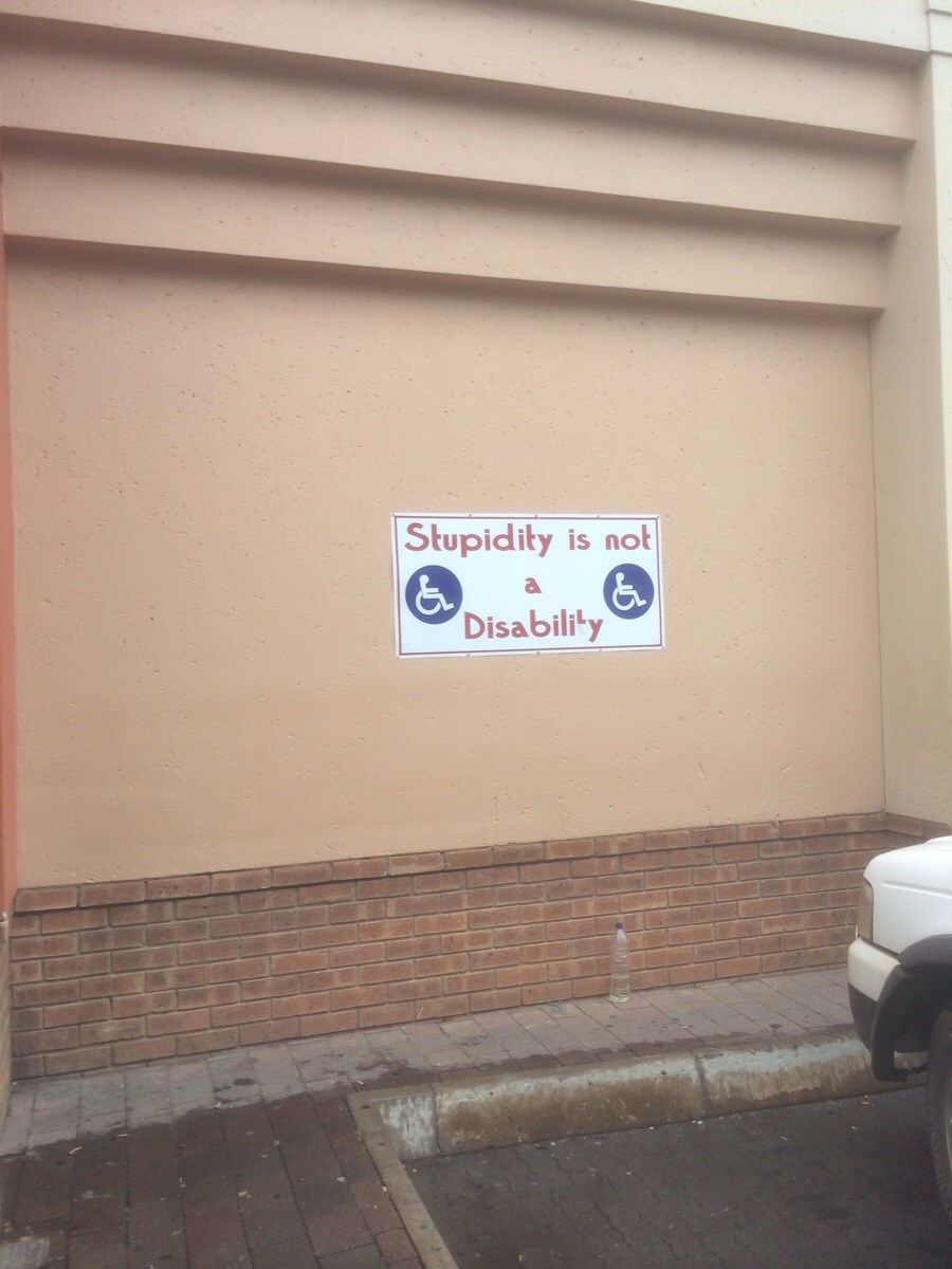 Glupost nije (fizički) invaliditet