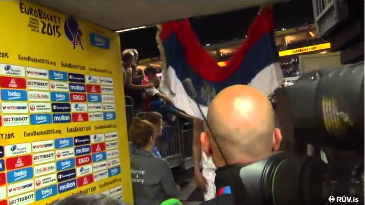 VIDEO: Crnogorac Mirotić raskomadao srpsku zastavu!