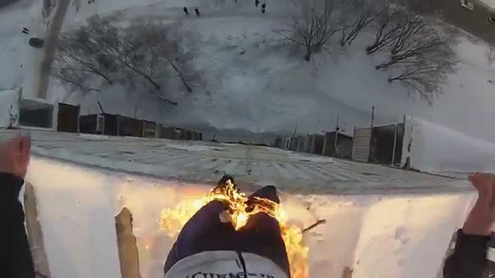 VIDEO Rus se zapalio, pa sa zgrade skočio u snijeg!