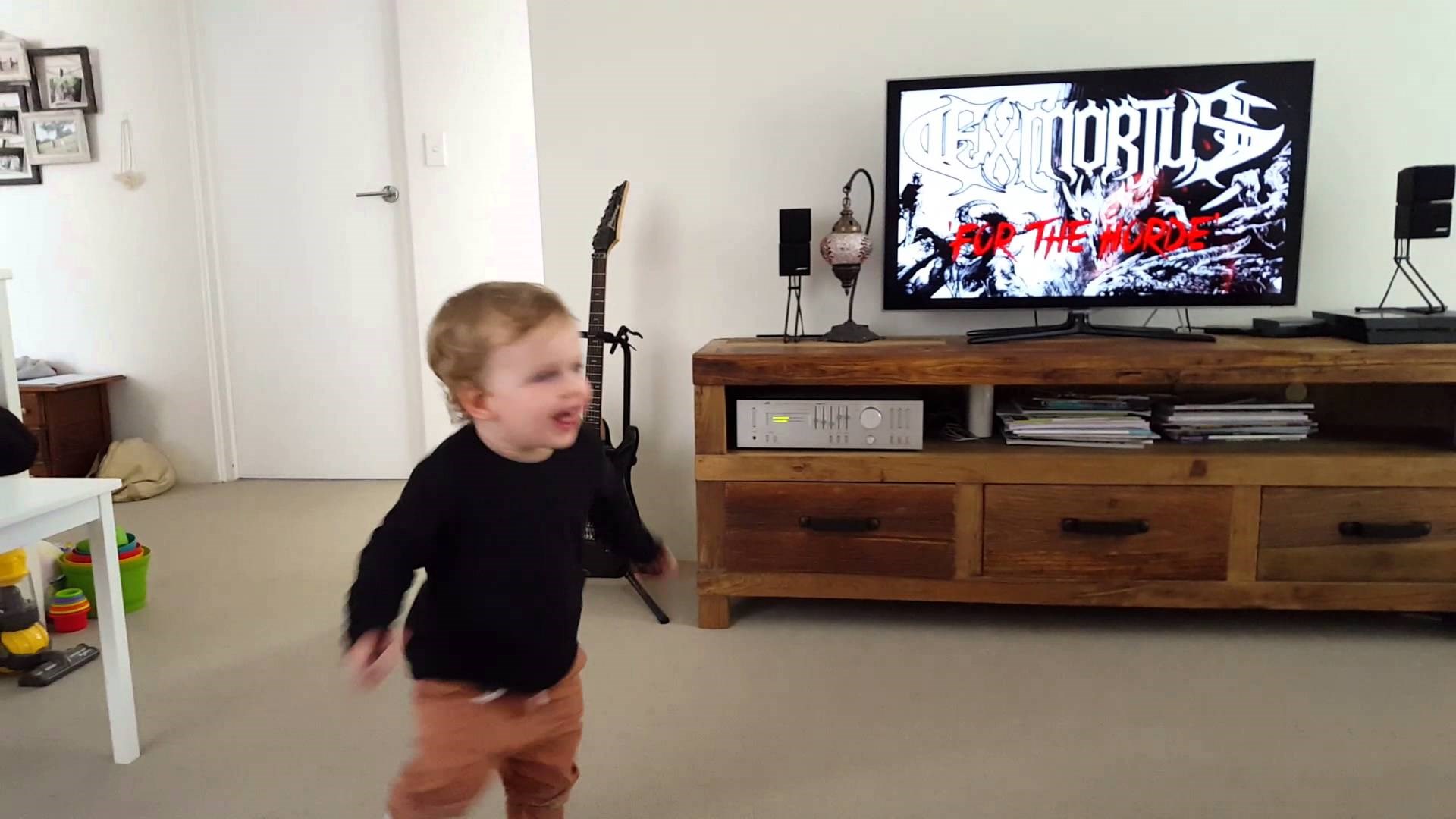 VIDEO: Slatki malac udario pakleni ples na heavy metal, tražio još!