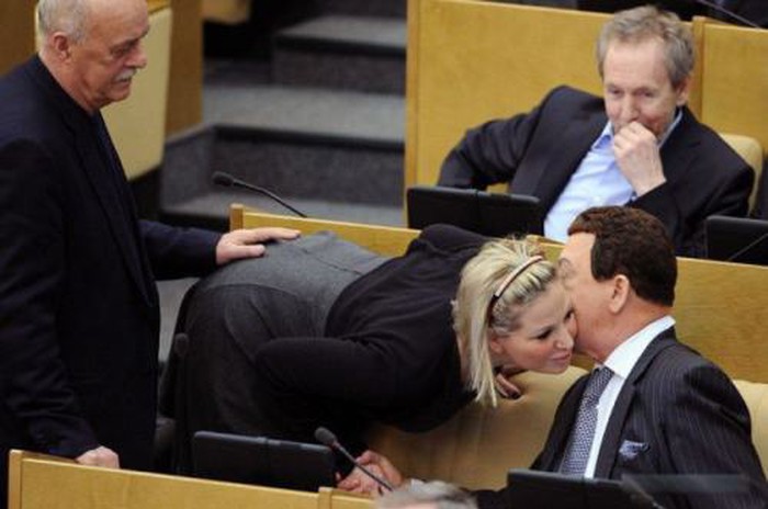 Ruka na dupetu: Europski političari