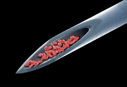 Crvena krvna zrnca na vrhu igle