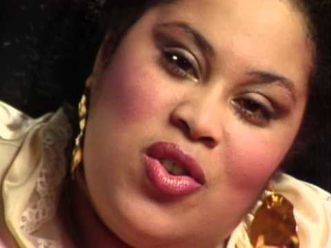 VIDEO: Svi znamo pjesmu, no znate li da su one stvarno pjevale o muškarcima koji padaju s neba?