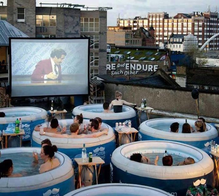 Jacuzzi-kino na otvorenom