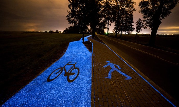 Pogledajte biciklističku stazu koja svijetli u mraku