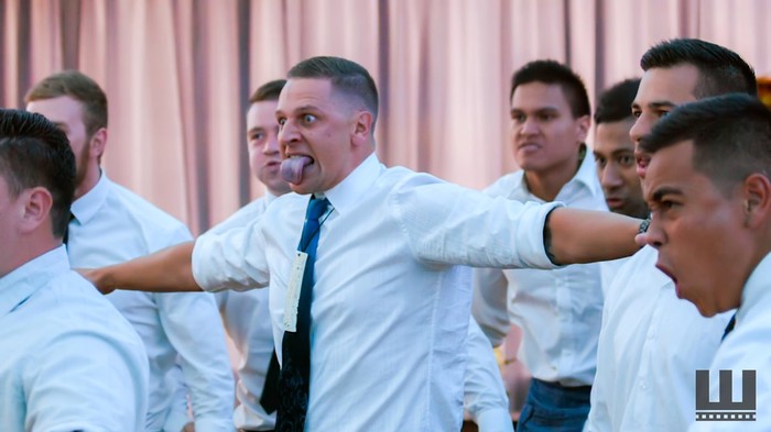 BRUTALNI RATNIČKI PLES na vjenčanju rasplakao mladu, zavrištala i pridružila se!
