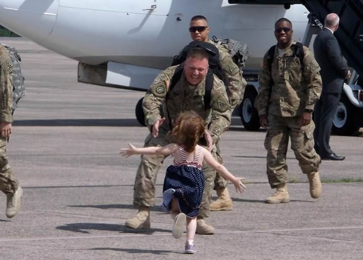 Tata se vratio iz rata: Presretna djevojčica trči u zagrljaj