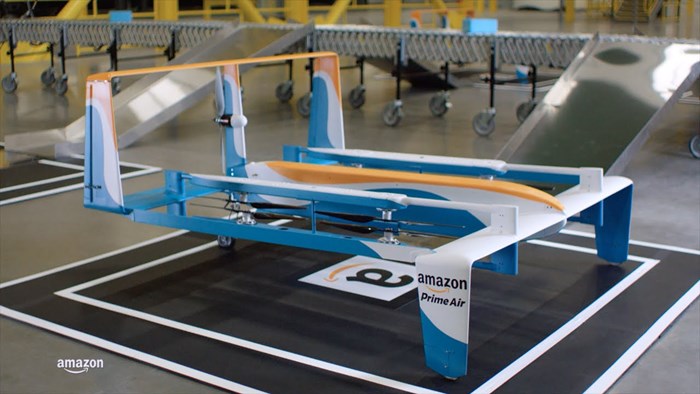 POČINJE DOSTAVA DRONOVIMA! Amazon demonstrirao let i isporuku paketa