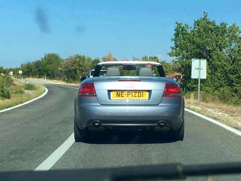 Dalmatinac zamijenio registarske tablice i obratio se svim živčanim ljudima