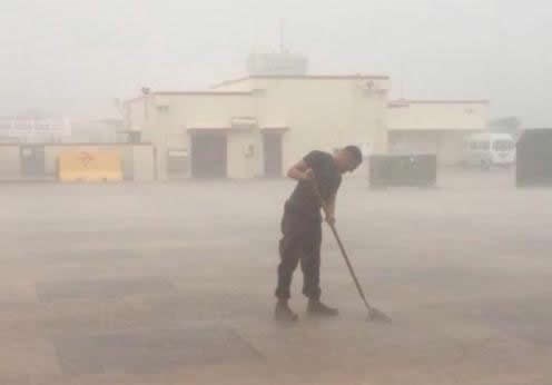 Nestašni vojnik mopom kupi kišu