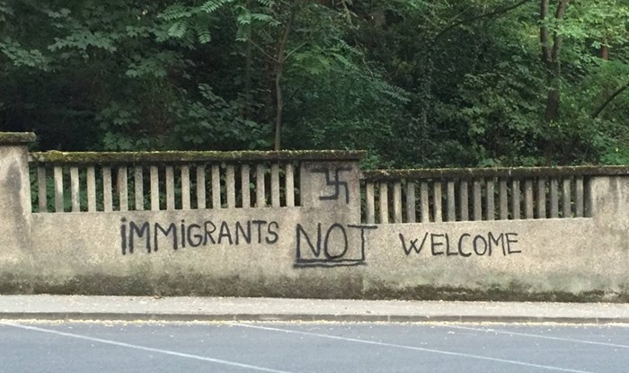 Nepismeni vandali pogrešno ispisali prijetnju imigrantima, krivo nacrtali svastiku