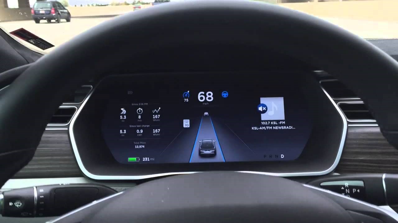 AUTO VOZI SAM! Pogledajte kako vozi Teslin autopilot posred autoputa