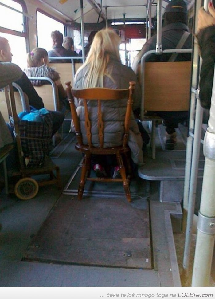 GENIJALNO: U autobus unijela svoju stolicu iz kuće