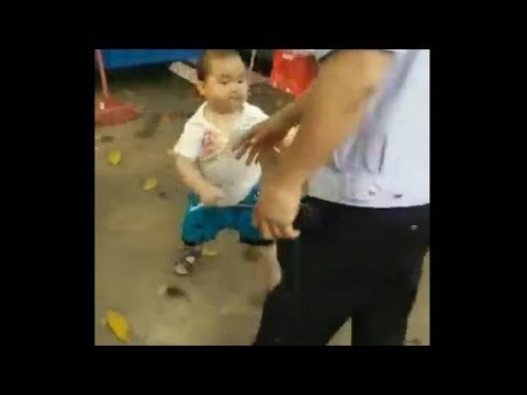 VIDEO: Dječak uzeo šipku i napao policajce!