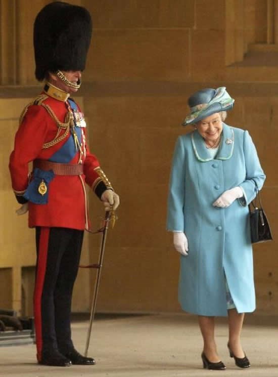 Kraljica se cereka dok prolazi kraj muža u uniformi