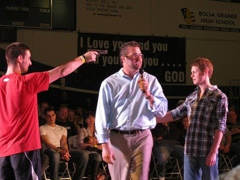 VIDEO: Uperio pištolj u voditelja, pogledajte njegovu reakciju!