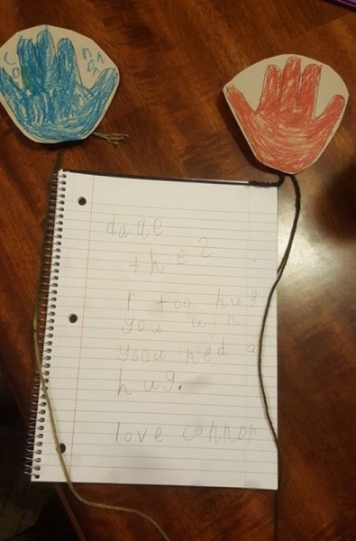 Dijete ocu u vojsci napravilo dirljiv poklon: Ruke koje ga grle kada mu bude nedostajao