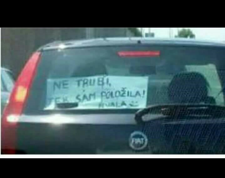 Ne trubite, djevojka ima opravdanje za lošu vožnju!