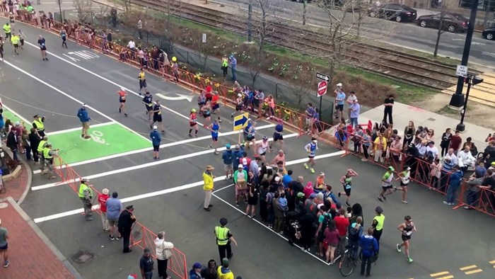 VIDEO Znate li kako pješaci prelaze cestu dok na njoj trče maratonci?