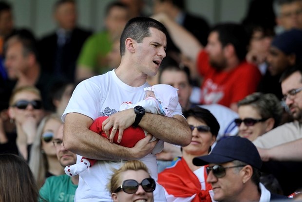 Tata od zanata: Malu navijačicu već od sad vodi na tekme