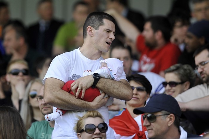 Tata od zanata: Malu navijačicu već od sad vodi na tekme