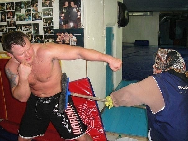 Briši cipele, stoko bakina: Snaga protiv iskustva