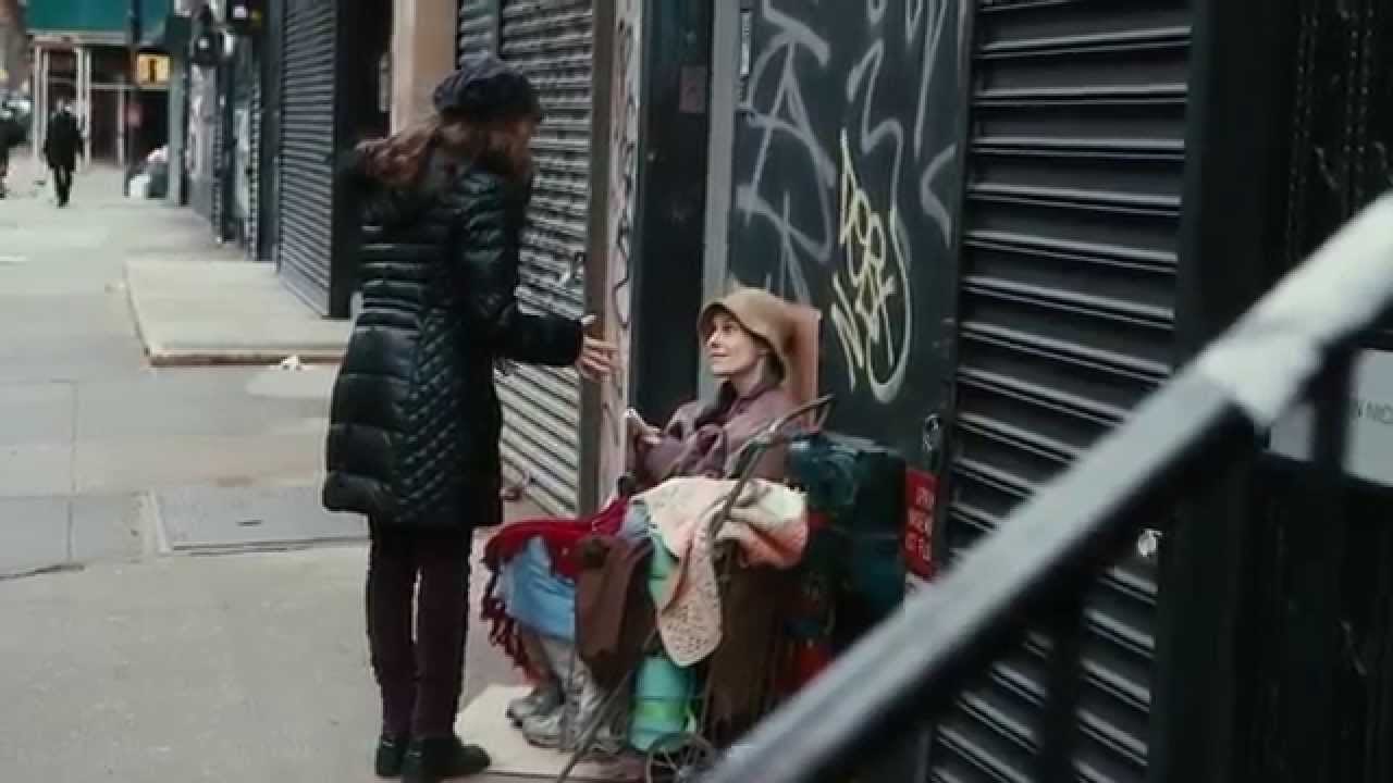 VIDEO: Ona je prošla pored žene beskućnice, ali nije ni slutila tko je zapravo!