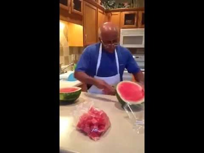 Ovaj će vam čovjek pokazati najlakši način na koji možete izrezati lubenicu