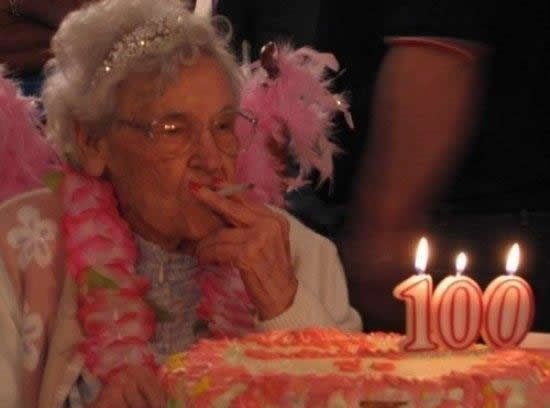 Anđeo starosti pali pljugu na stotku