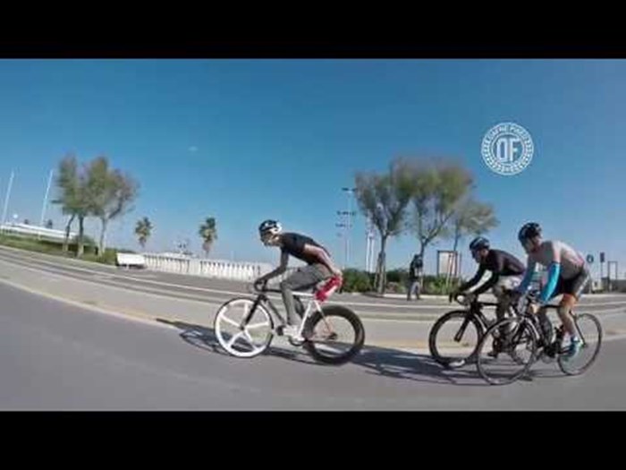 VIDEO Uletio je u utrku, pretekao profesionalne bicikliste, pa izveo nešto što još nikad nisu vidjeli!