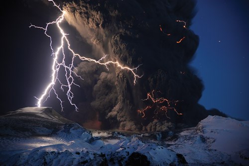 Veličanstvena fotografija "munjevite" erupcije vulkana