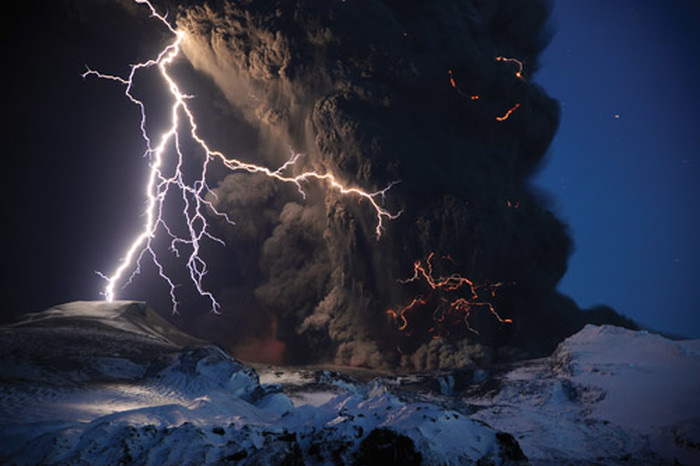 Veličanstvena fotografija "munjevite" erupcije vulkana
