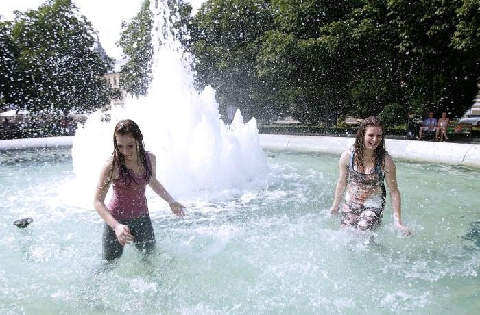 Vrućine u Zagrebu: Cure osvježenje potražile u fontani