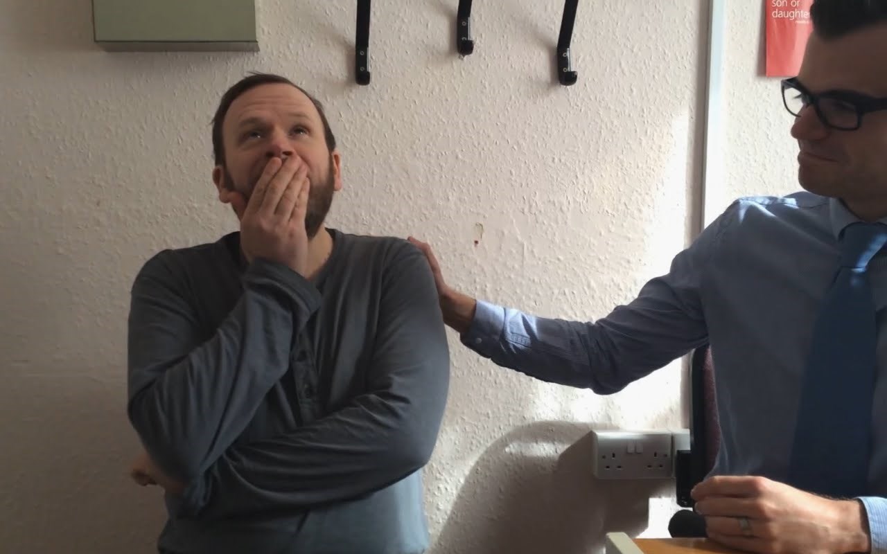 Dirljiv trenutak u kojem otac dvoje djece prvi put u životu čuje..