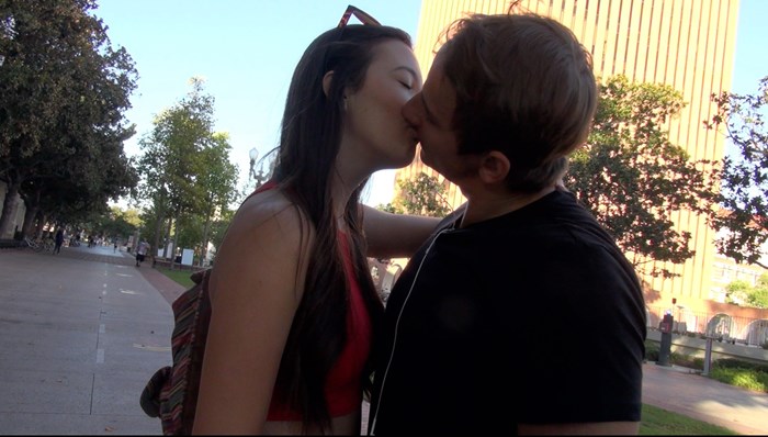 VIDEO: Poljubio svaku djevojku na ulici pomoću ove jednostavne fore!