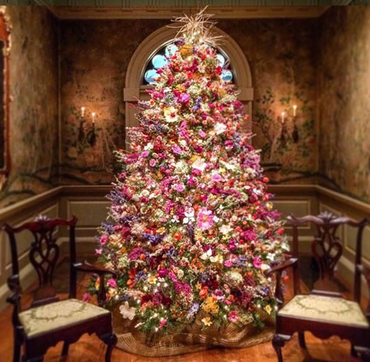 Božićno drvce izrađeno od suhih cvjetova