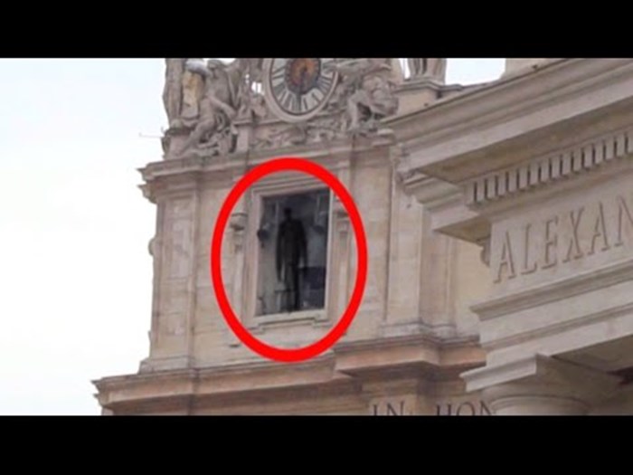 Na prozoru crkve u Vatikanu snimio demona?!