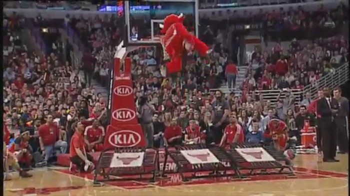 Video: Najbolja sportska maskota - Benny the Bull!