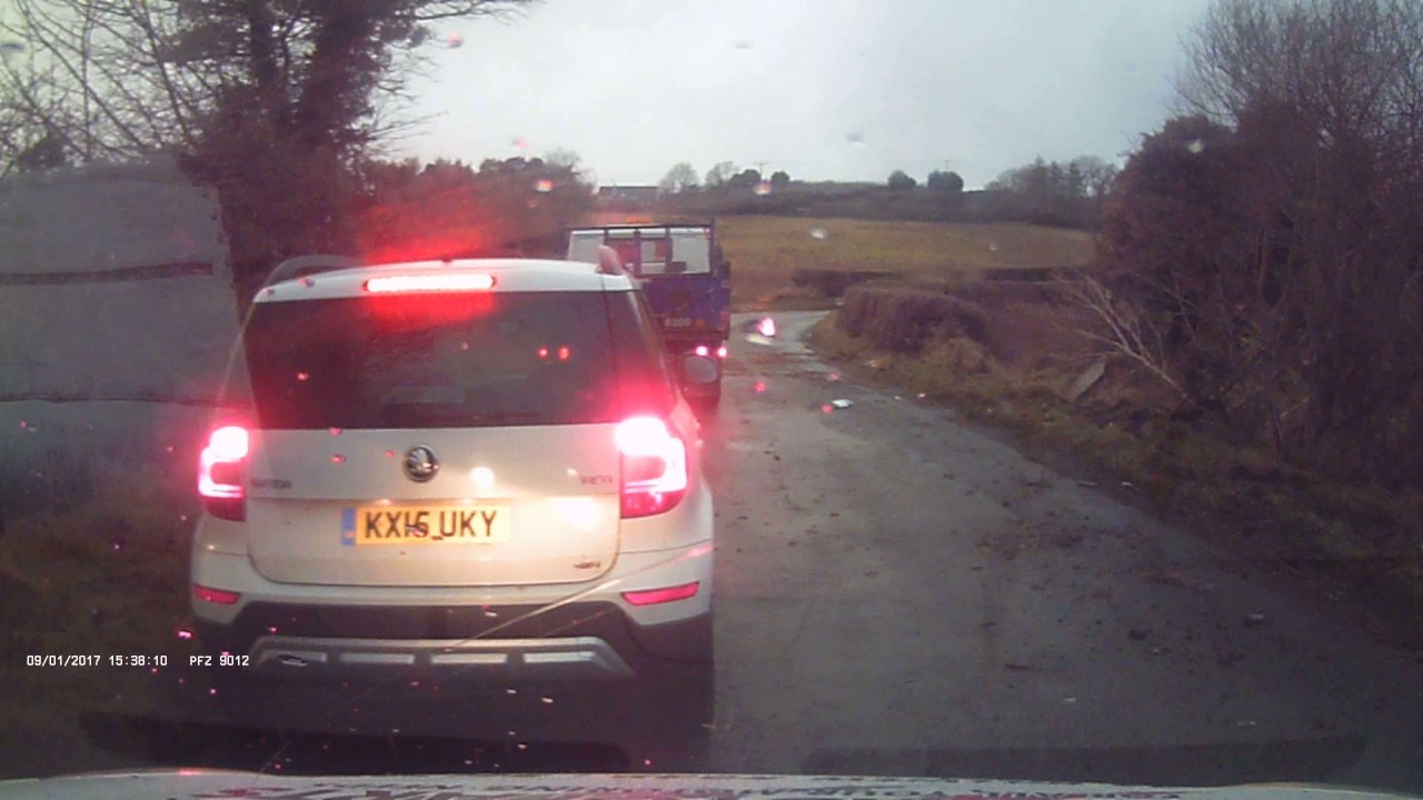 ČUDAK ZA VOLANOM Izgubio je kontrolu nad vozilom, slupao ga i jednostavno nastavno voziti?!