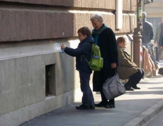 Baka revolucionarka uči unučića kako protiv sistema