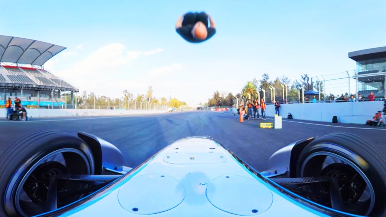 Jureći bolid Formule zaletio se prema čovjeku na stazi..