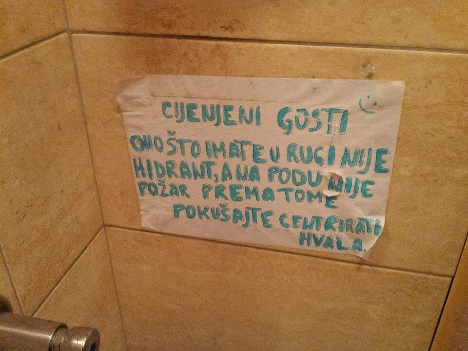 Dočekala ih je urnebesna poruka u muškom WC-u