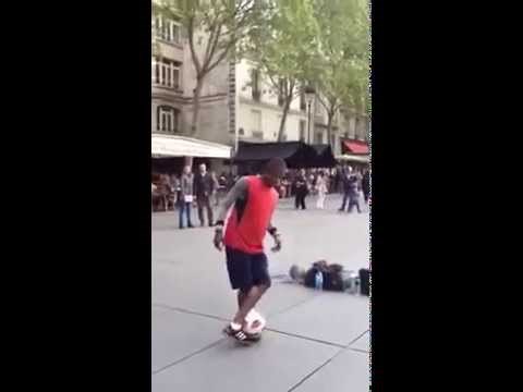 VIDEO: Nevjerojatan šou s nogometnom loptom oduševio prolaznike